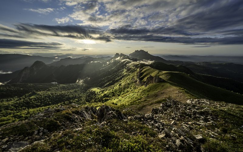 Россия, республика Адыгея, Большой Тхач, перевал Кондитерский, гора Асбестная, закат Ловим закат в природном заповеднике Большой Тхач фото превью