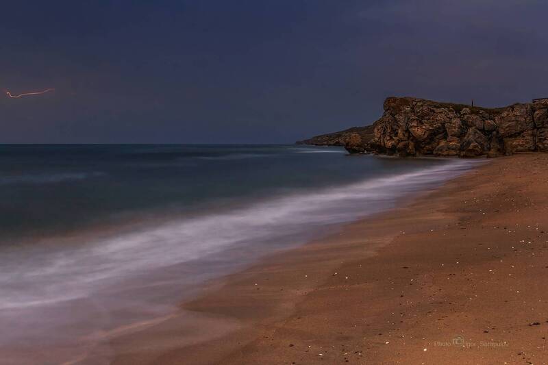 молния, пейзаж, фототуризм, природный парк караларский, побережье 1000 бухт, пляж, крым, генеральские пляжи, азовское море, kwanon photo, гроза, синий час Близкий разряд молнии фото превью