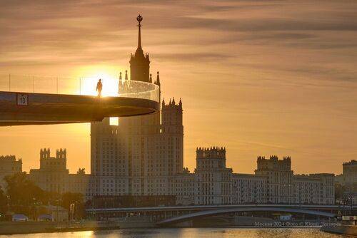 Москва. Парящий мост и высотка на Котельнической.