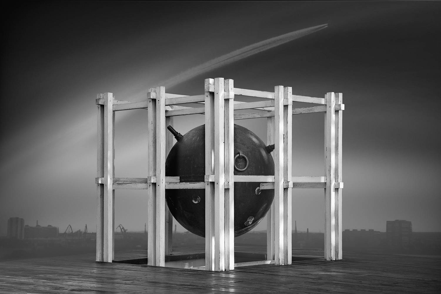 черно-белое, чб, фотопроект архитектура, след, салют, небо, клетка, достопримечательность, город, выдержка, бомба, архитектура, артобъект, Антипов Дмитрий