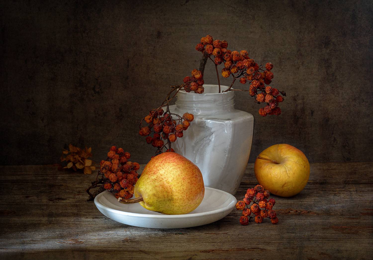 груша, яблоко, банка стеклянная, рябина, ягоды, Алексей Бычков