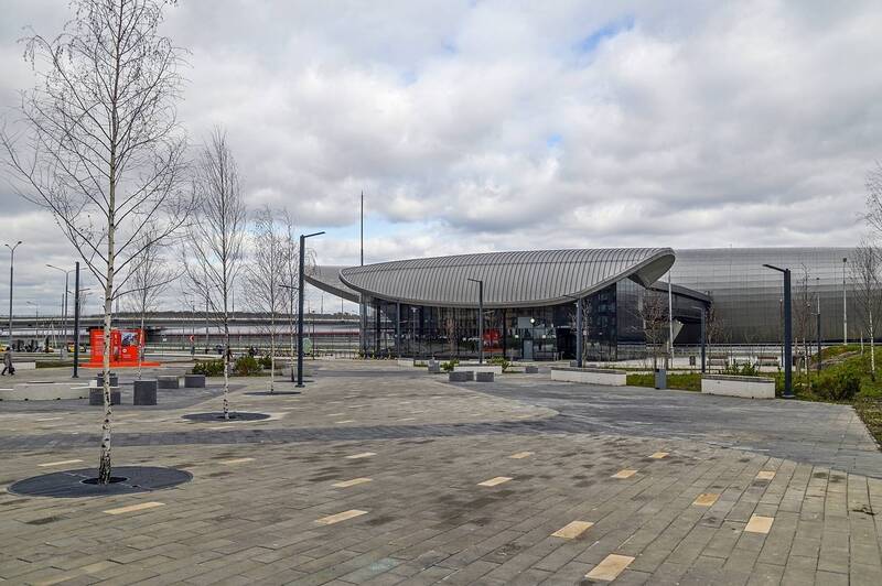 У станции метро \\\