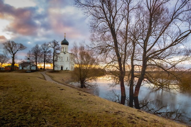 Храм, весна Весна. Храм Покрова фото превью