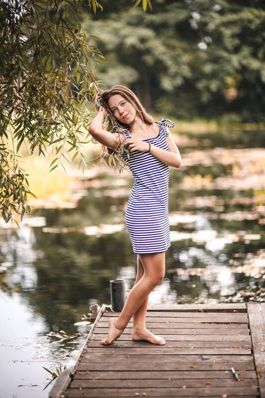 девушка, у, реки В деревне фото превью