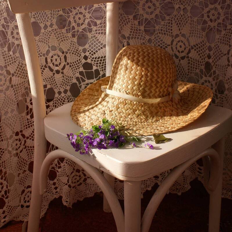 дача, весна, соломенная шляпа Соломенная шляпа фото превью
