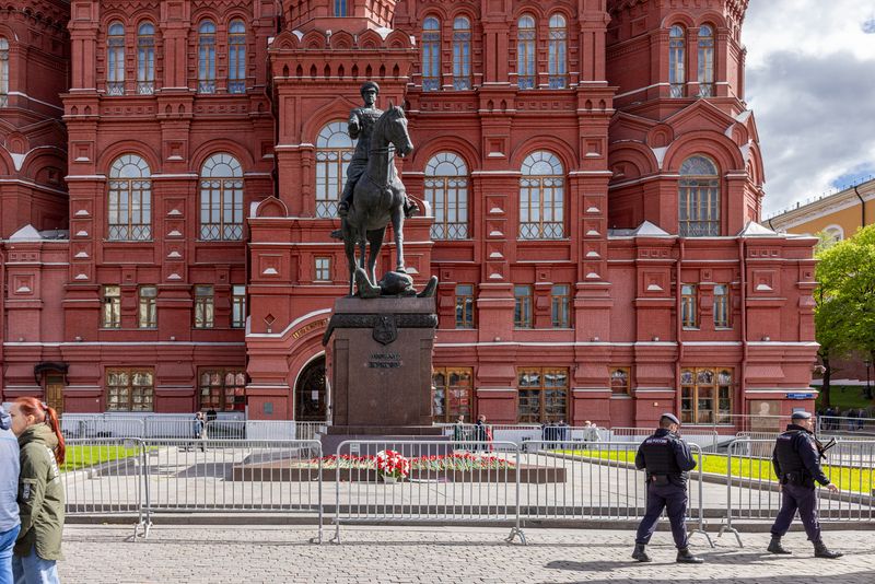 жуков Памятник Г. Жукову на фоне Государственного Исторического музея фото превью