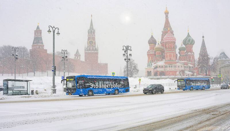 москва, транспорт, автобус, электробус, кремль, башни, собор, зима, снег Московский автобус фото превью