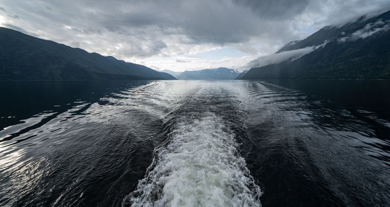 Телецкое озеро, Россия, Горный Алтай Уплываем в сторону дома фото превью