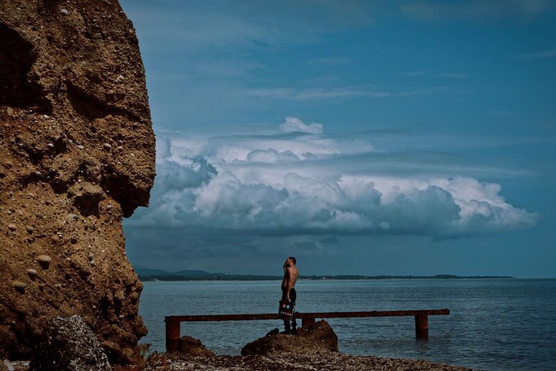 Человек и море фото превью