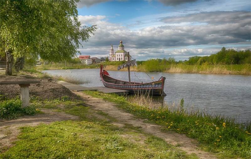 лодка, речка, церковь Май в Суздале фото превью