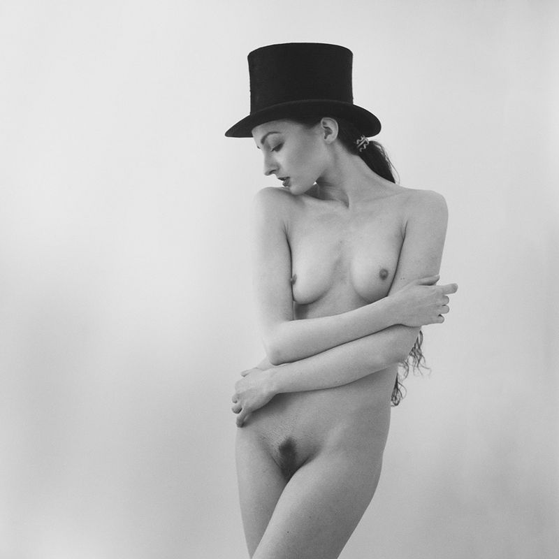 nude, fineart, woman photo, girl, black cylinder black cylinder фото превью