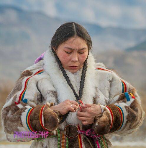 Заплету я косы, погляжу на небо, Окунусь душою в синь да чистоту.