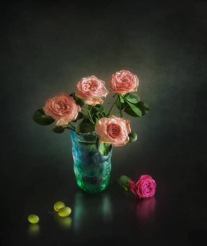 розы и виноград...