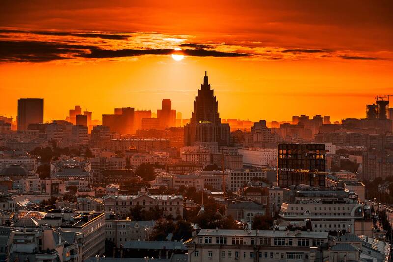 Красивый закат над городом фото превью
