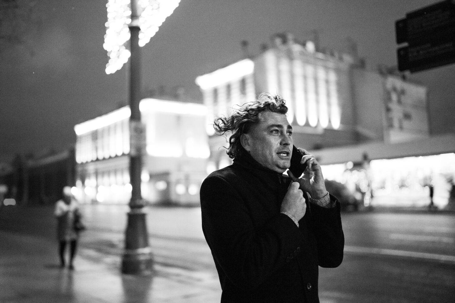 ночь, телефон, зима, ветер, прическа, мужчина, Волхонка, Москва, архитектурная подсветка, колонны, Дмитрий Ткаченко