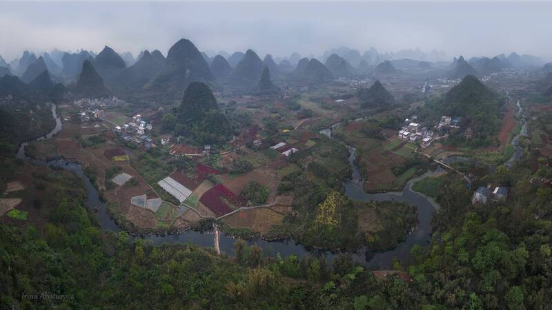 китай, яншо, гуйлинь, карстовые холмы, сельский пейзаж Вид с холма Цуйпин в предрассветной дымке фото превью