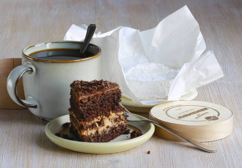 натюрморт, фотонатюрморт, кофе, камамбер, торт, наталья_казанцева Вам, девочки! Торт шоколадный, камамбер и кофе - что может быть приятней? фото превью