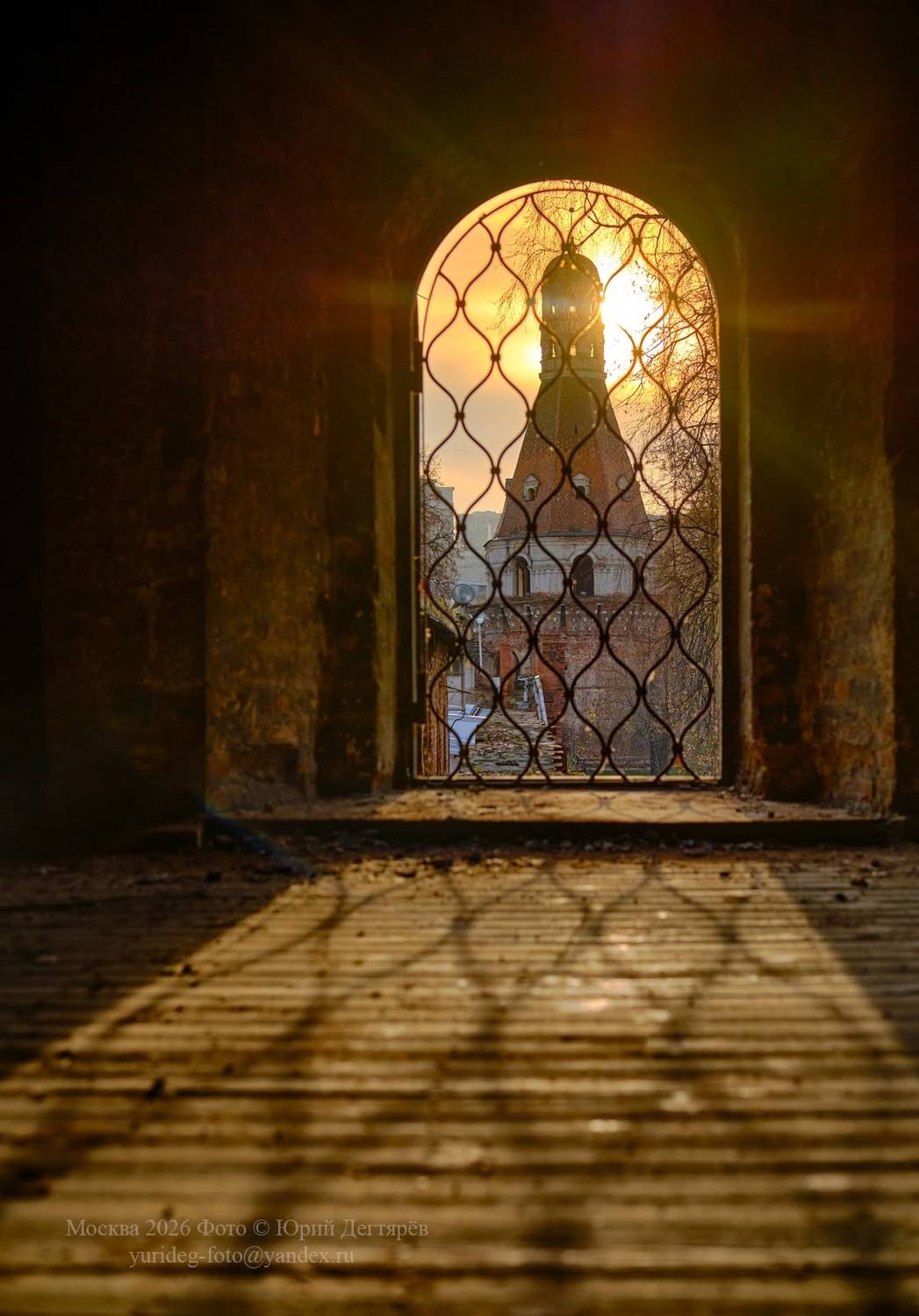 Москва, Симонов, монастырь, Автозаводская, Башня, Солевая, Кузнечная, солнце, решетка, тени, Юрий Дегтярев