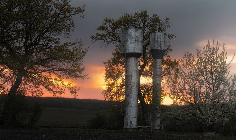 закат, пейзаж, индустриальный пейзаж, водонапорные башни, вечерний свет, драматичное небо, силуэты, природа и техника, весна, цветение. Металлический закат фото превью