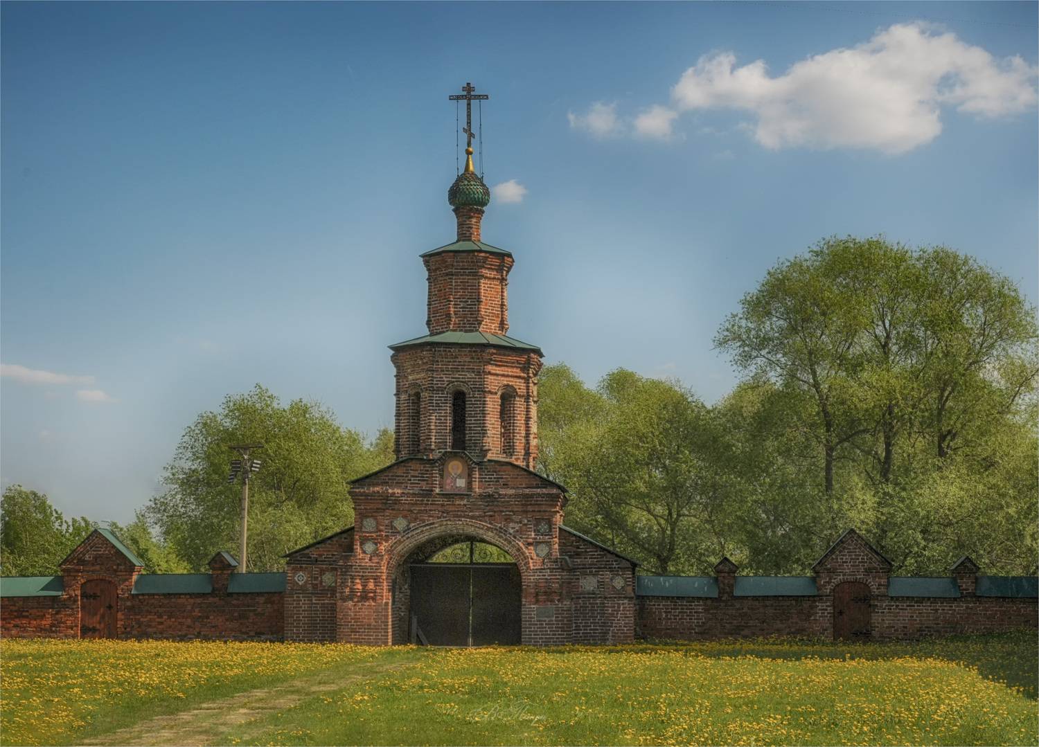 церковь, стена, одуванчики, облако, Вера Петри