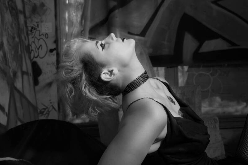 singer, black and white, female portrait A Singer фото превью