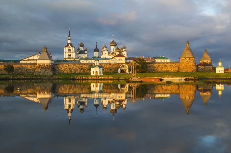 Соловки, Соловецкий монастырь, пос.Соловецкий, Большой Соловецкий остров, лето, отражение Соловецкий монастырь фото превью
