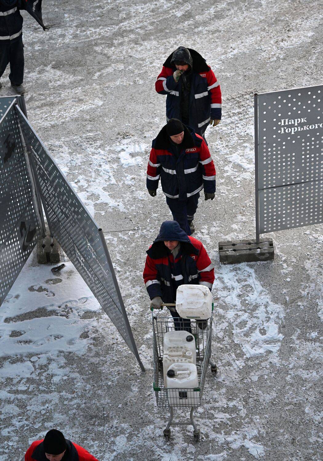 парк Горького, тележка, рабочие, зима, снег, ограда, канистры, Дмитрий Ткаченко