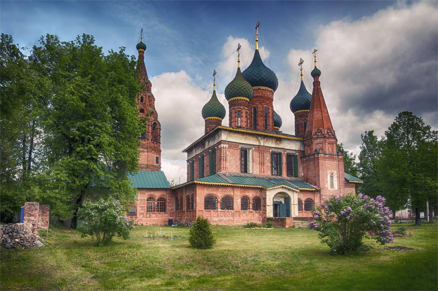 церковь, сирень, облака, Вера Петри