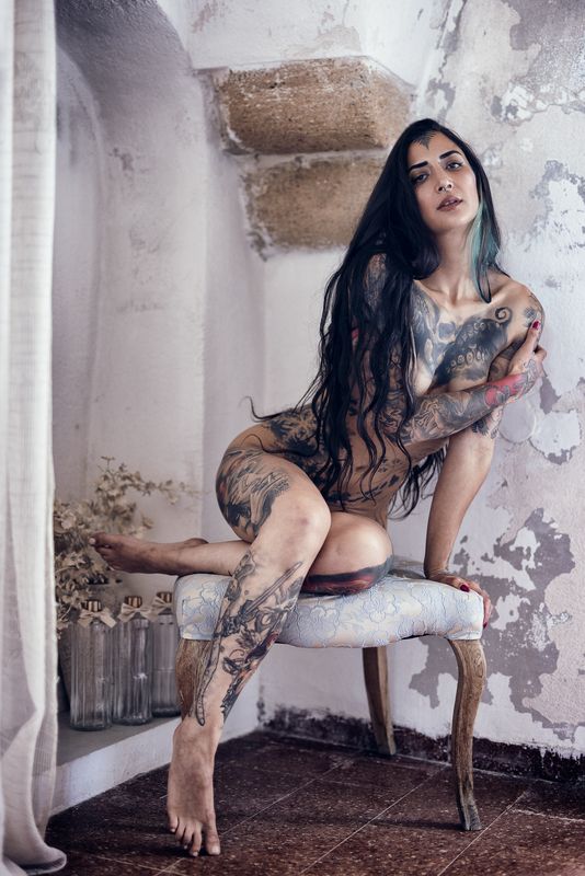 portrait, nude, female, woman, tattoo, tattooed, ink, body, skin, art, fineart, photography, natural, light, window Ink Beneath the Plaster Light (AB. 101) фото превью