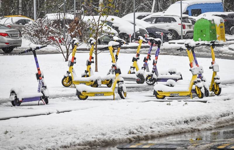 В Москве остановили аренду самокатов фото превью