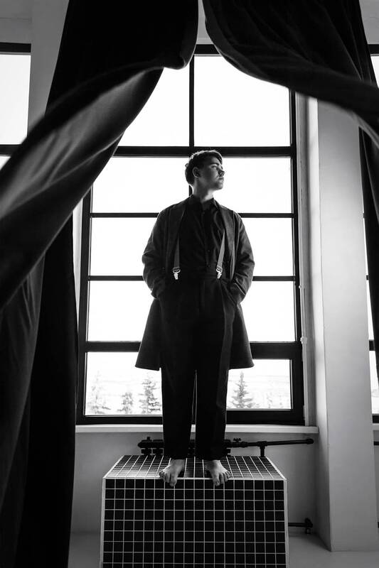 мужской портрет, студийный портрет, чб, чб портрет, парень, мужчина, портрет, портрет у окна, мужское позирование * * * фото превью