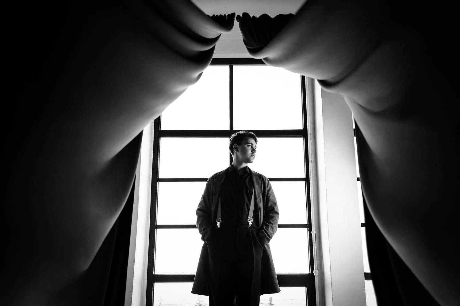 мужской портрет, портрет, студийный портрет, портрет у окна, парень, чб, чб портрет, Jankauskene Natalya