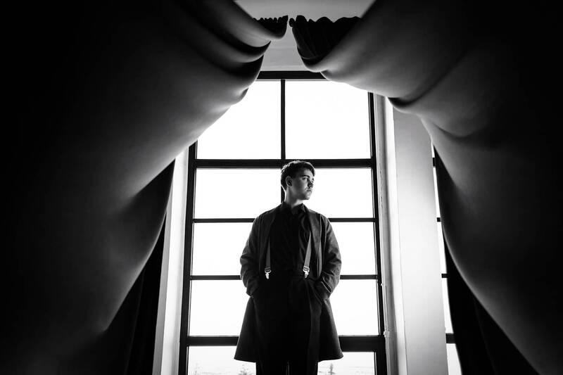 мужской портрет, портрет, студийный портрет, портрет у окна, парень, чб, чб портрет * * * фото превью