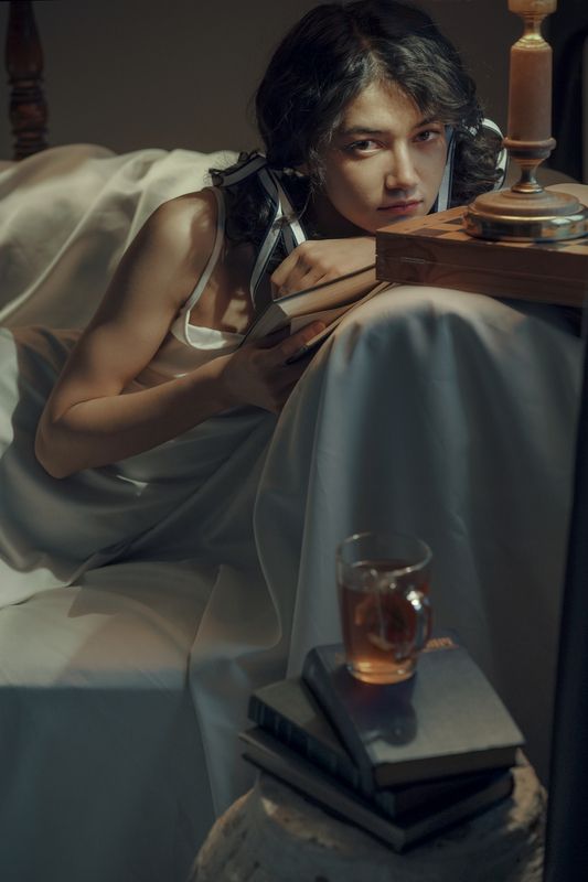 Nazira, ein mädchen, das Yesenin liest фото превью