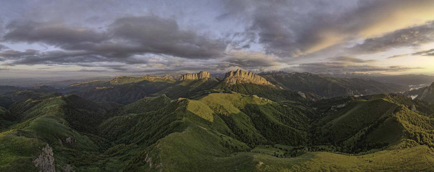 Россия, республика Адыгея, Чёртовы ворота, Восточный и Западный Ачешбоки, Большой Тхач, перевал Кондитерский, гора Асбестная, панорама, закат, Гаврилов Юрий