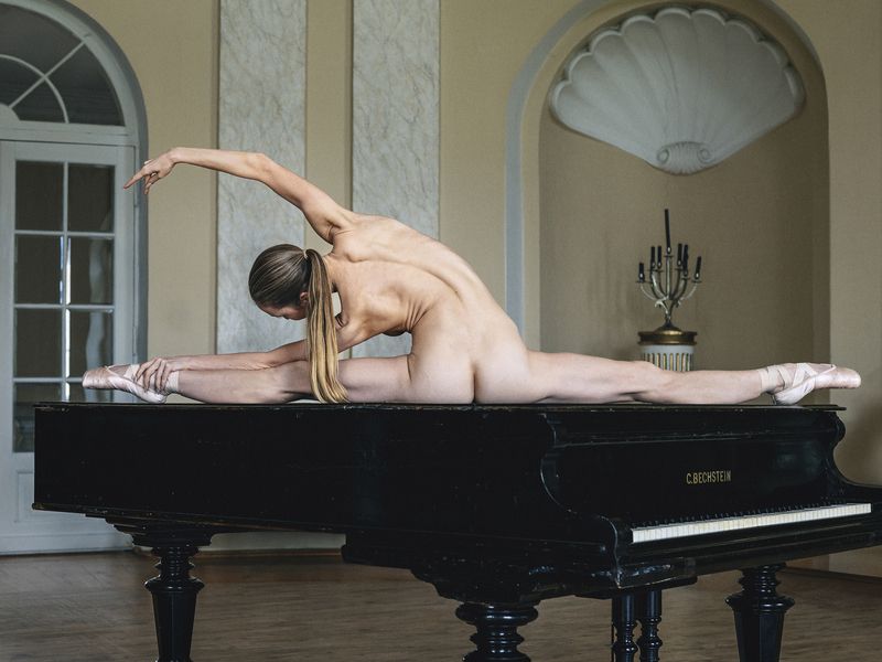 ballet nude, grand piano, fine art, figure study, classical interior, neoclassical setting, pointe shoes, lateral arch, split pose, muscular tension, anatomical precision, chiaroscuro light, diffused daylight, tonal harmony, warm neutrals, sculptural body Counterpoint фото превью