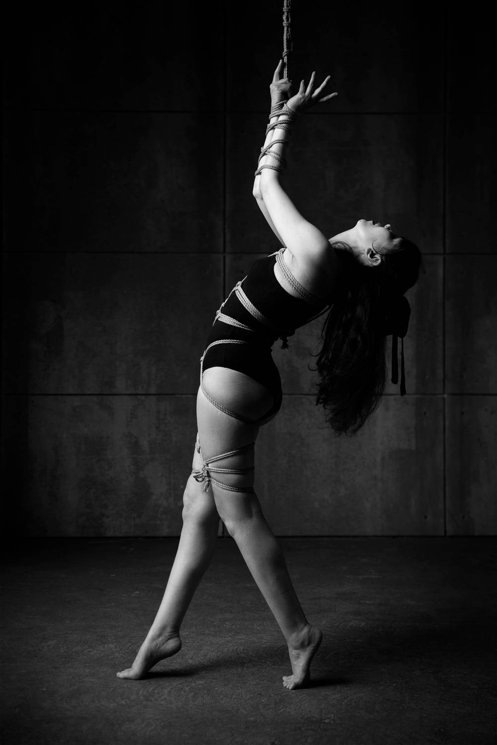 чернобелое, монохром, чб, шибари, веревка, бондаж, концептуальное, женский портрет, пластика, линия тела, напряжение, жест, прогиб, body lines, драматический свет, студийная съемка, арт, эмоция, эстетика, fine art, Маркачев Леонид