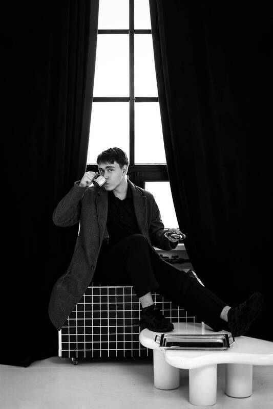 студийный портрет, мужской портрет, чб портрет, монохром, парень, мужчина, портрет у окна * * * фото превью