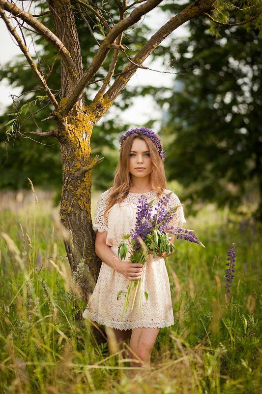Люпины, девушка, цветы, природа, венок, дерево, поле, зелень, букет Люпины фото превью