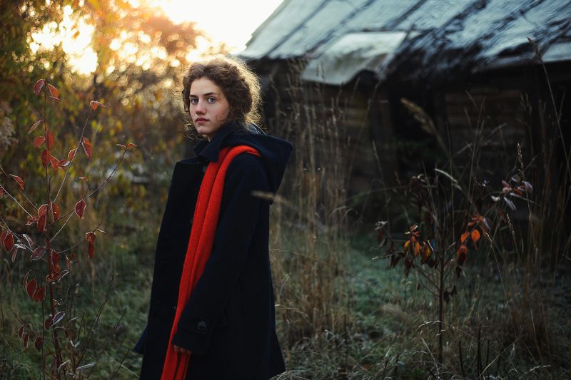 girl, portrair, катя, девушка, деревня, дом, портрет, шарф Katia is near the old house фото превью
