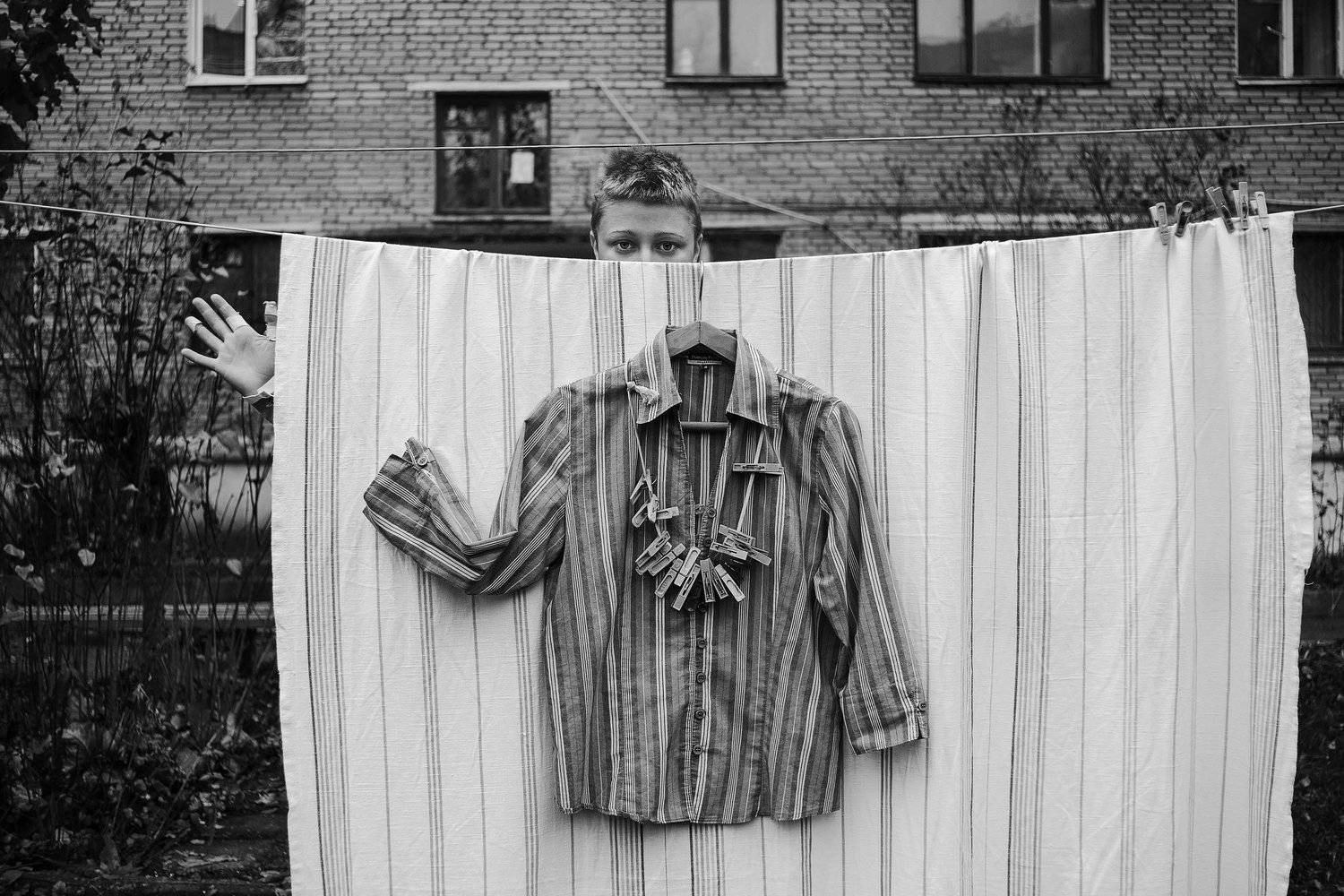 Девушка, окна, улица, B&W, черно-белое, рука, Лена Коровашкина