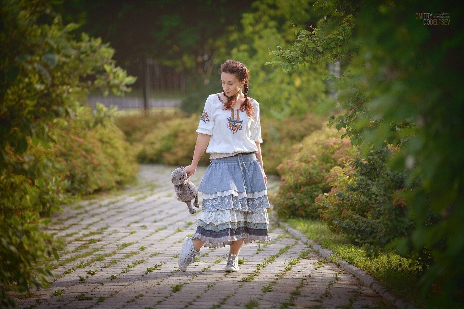 девушка, игрушка, кот, дорожка, лето, прогулка, портрет, Дмитрий Додельцев