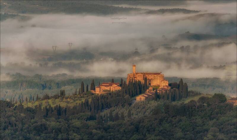 italy, montegiovi, italia, свет, италия, тоскана, кипарис, toscana, весна, tuscany, крепость, fog, cipressi, belvedere, туман, тени, rural, аббатство Солнечный замок фото превью