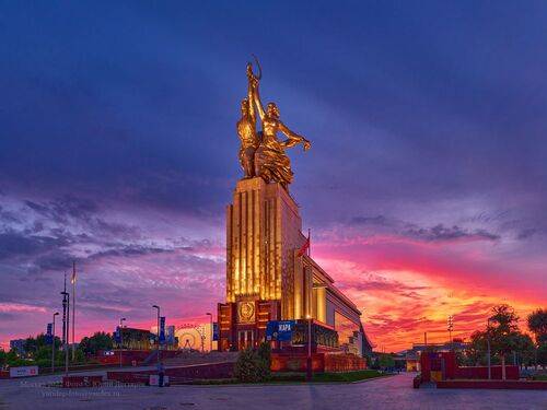 Москва. Монумент Рабочий и колхозница на ВДНХ и пламенный закат дня.