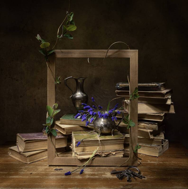 натюрморт, книги, рамка, мускари, кувшин Пробуждение... фото превью