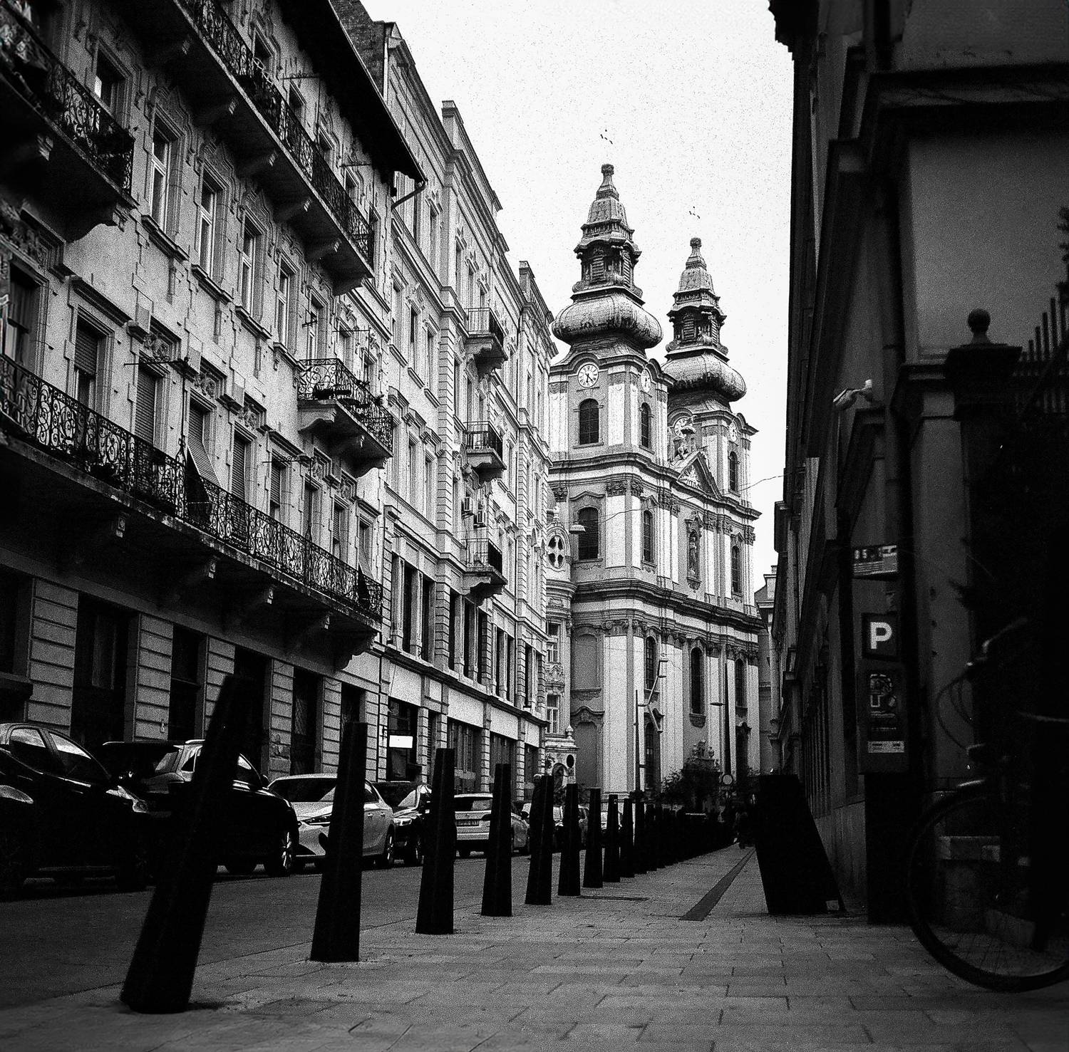 street, city, architecture, church, cathedral, spires, baroque, budapest, europe, urban, monochrome, black, white, film, analog, Rozman Erik