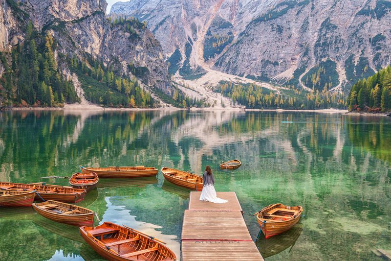 Италия, Доломитовые альпы, озеро Браес, пейзаж У озера фото превью
