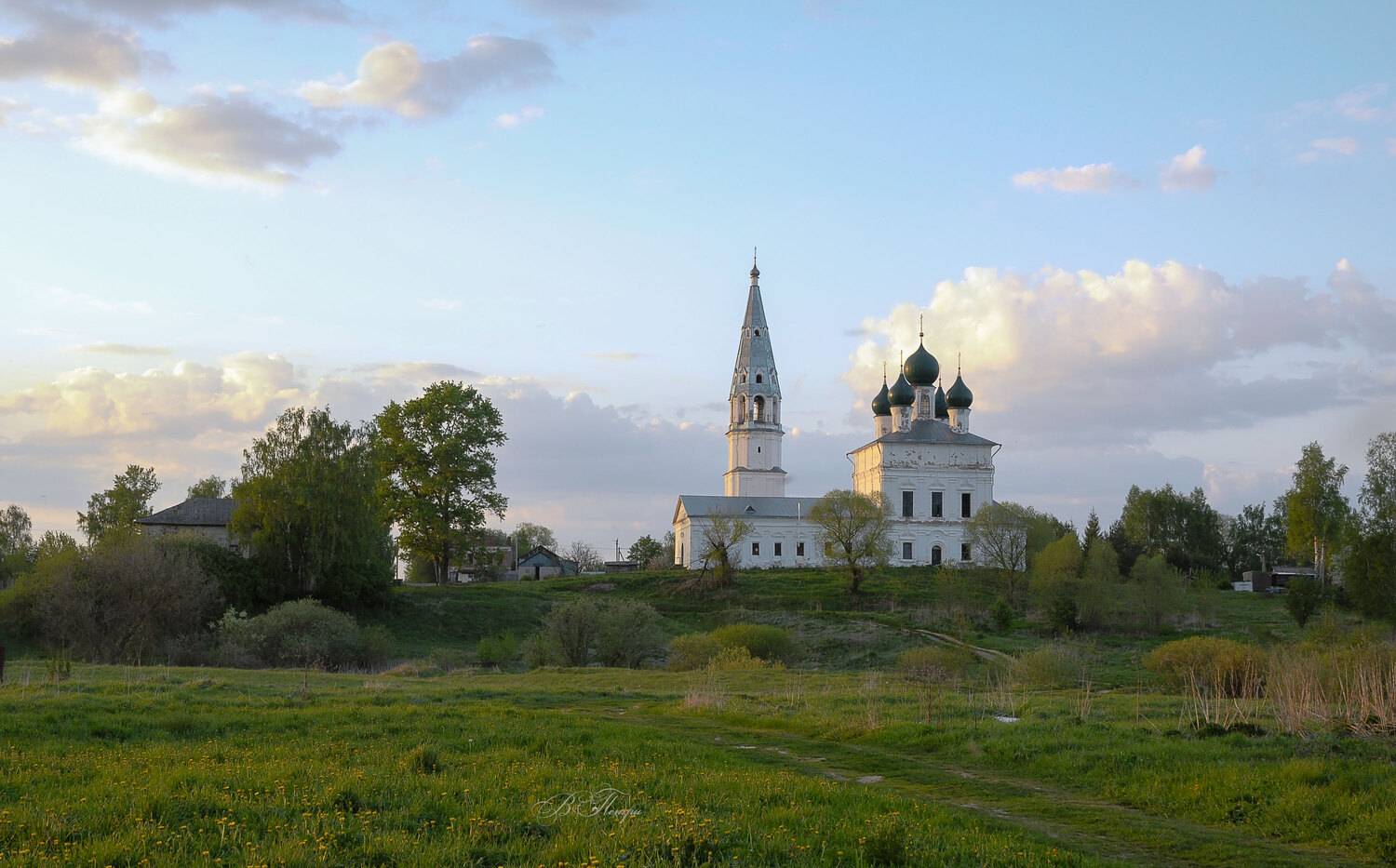 церковь, дорога, деревья, облака, Вера Петри