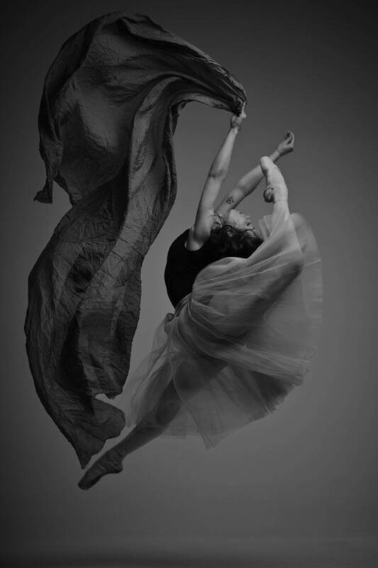 Young ballet soloist Alina Firsova in a graceful flight фото превью