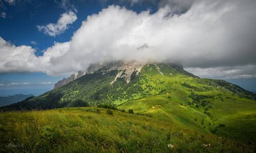 Большой Тхач под облаками...